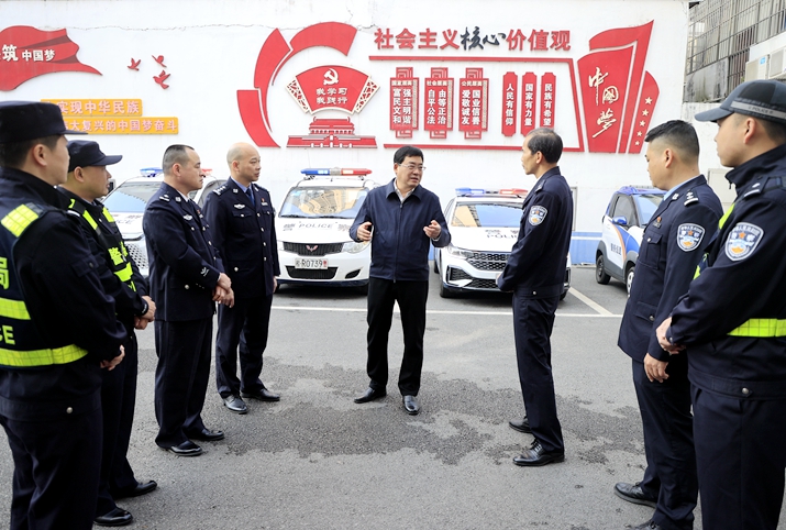 朱會(huì)東走訪慰問一線值班值守工作人員